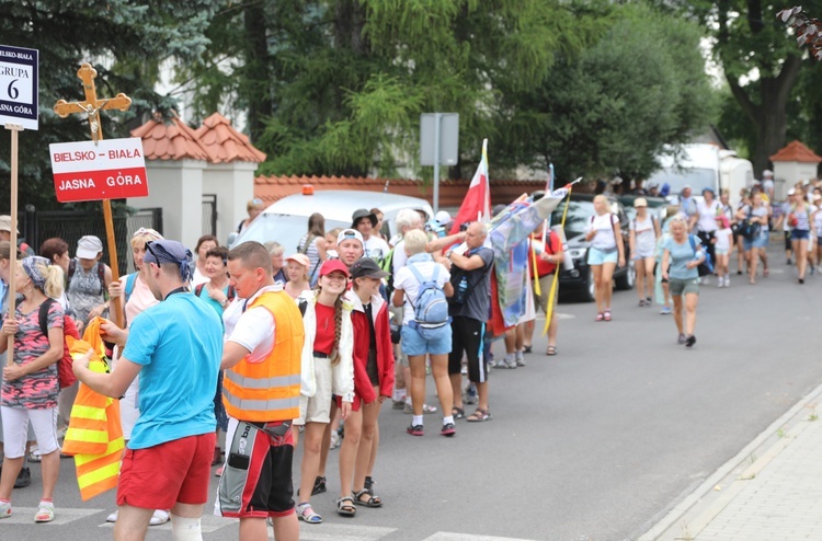 Pielgrzymi hałcnowscy na postoju w Sławkowie - 2018