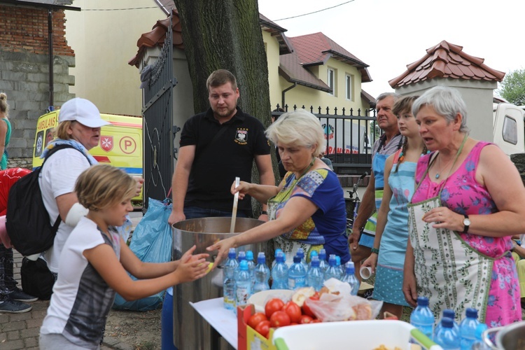 Pielgrzymi hałcnowscy na postoju w Sławkowie - 2018