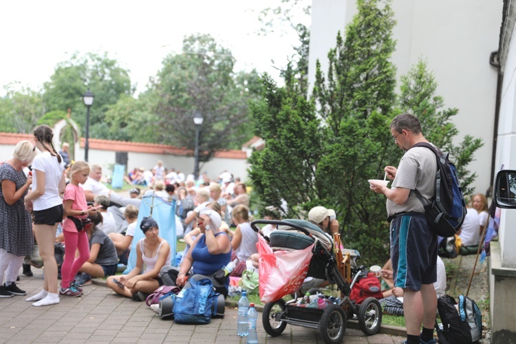 Pielgrzymi hałcnowscy na postoju w Sławkowie - 2018