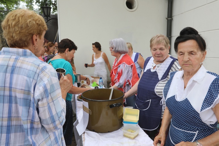 Pielgrzymi hałcnowscy na postoju w Sławkowie - 2018