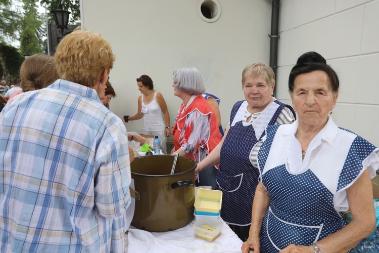 Pielgrzymi hałcnowscy na postoju w Sławkowie - 2018