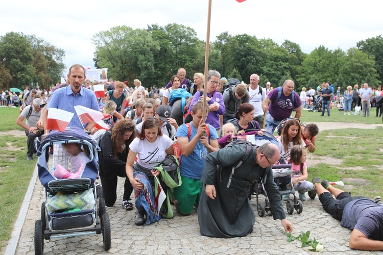 Powitanie 27. Pielgrzymki Diecezji Bielsko-Żywieckiej - grupy hałcnowskie na Jasnej Górze - 2018