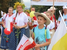 27. pielgrzymka diecezjalna dotarła do domu Matki. W bieli i czerwieni...