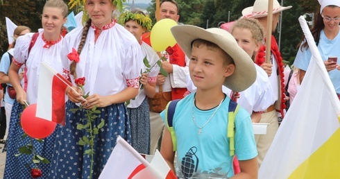 27. pielgrzymka diecezjalna dotarła do domu Matki. W bieli i czerwieni...