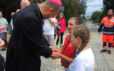 Bp Roman Pindel pobłogosławił Martę i Pawła przy wejściu na Wały Jasnogórskie