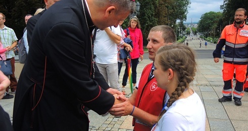 Bp Roman Pindel pobłogosławił Martę i Pawła przy wejściu na Wały Jasnogórskie