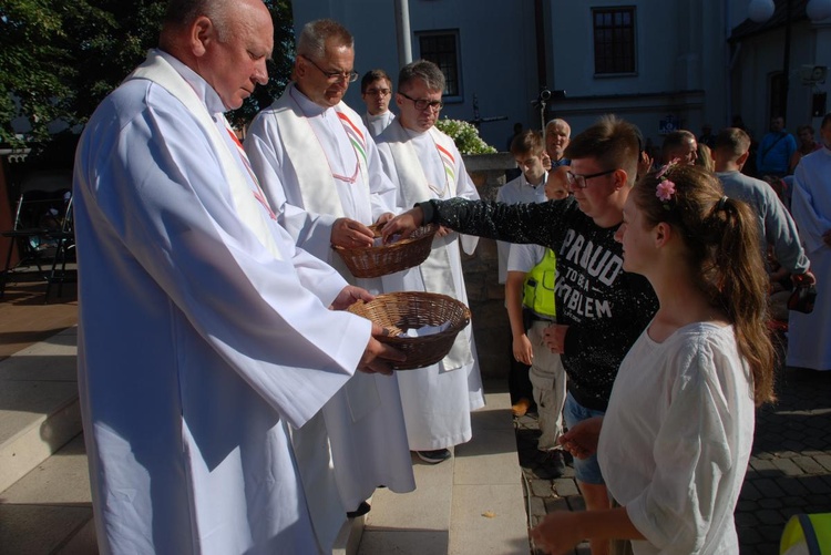 Patnicy swoje zobowiązania spisywali na kartkach, które złożone zostały na ołtarzu