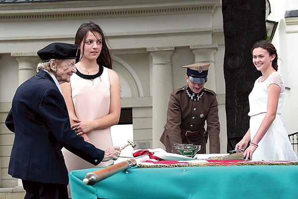 Wanda Piklikiewicz-Broszkowska jest matką chrzestną sztandaru „dziesiątaków”.