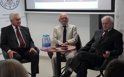 Świadkowie zbrodni OUN-UPA (od lewej): Jan Michalewski, kmdr. Jan Pinkiewicz i Henryk Wojciechowski