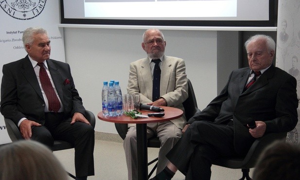 Świadkowie zbrodni OUN-UPA (od lewej): Jan Michalewski, kmdr. Jan Pinkiewicz i Henryk Wojciechowski