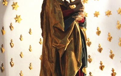 ▲◄	Dzięki łaskami słynącej barokowej figurze Matki Bożej w 2007 r. wojcieszowska świątynia została podniesiona do rangi diecezjalnego sanktuarium maryjnego.