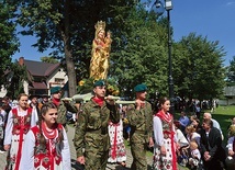 ▲	W nawiązujących do góralskiej tradycji mundurach biorą udział w uroczystościach w Ludźmierzu.