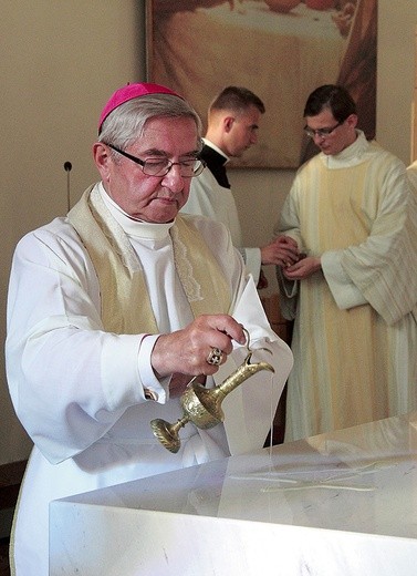 – Centralnym miejscem jest ołtarz eucharystyczny. To szczególna Golgota. To serce domu Bożego – podkreślił metropolita. Na zdjęciu moment namaszczenia ołtarza u św. Józefa.