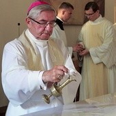 – Centralnym miejscem jest ołtarz eucharystyczny. To szczególna Golgota. To serce domu Bożego – podkreślił metropolita. Na zdjęciu moment namaszczenia ołtarza u św. Józefa.