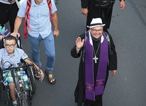 Jest wytrawnym pielgrzymem. Ma za sobą już kilkanaście wędrówek. Jako biskup każdego roku udaje się z Wrocławia do Częstochowy.