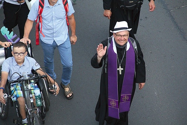 Jest wytrawnym pielgrzymem. Ma za sobą już kilkanaście wędrówek. Jako biskup każdego roku udaje się z Wrocławia do Częstochowy.