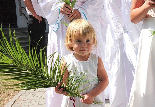 Tradycyjna procesja z udziałem dziewcząt i kobiet.