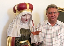 Dariusz Byczkowski i kopia rzeźby świętej.