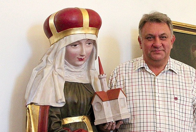 Dariusz Byczkowski i kopia rzeźby świętej.