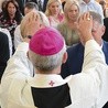 ▲	Po Mszach św. biskupi udzielą małżonkom indywidualnego błogosławieństwa.
