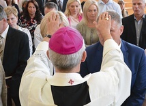 ▲	Po Mszach św. biskupi udzielą małżonkom indywidualnego błogosławieństwa.