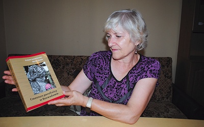 Grażyna Lewandowska prezentuje pierwszą monografię rozwadowskiej nekropoli.