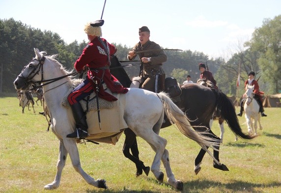 Przygotowane z rozmachem historyczne widowiska przybliżają klimat walk z bolszewikami, toczonych pod Ossowem w 1920 r. 