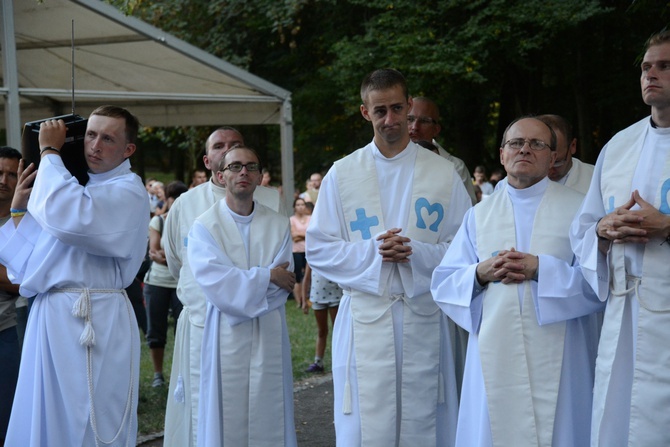 Pielgrzymkowa Eucharystia i tablica pamięci ks. Grzywocza