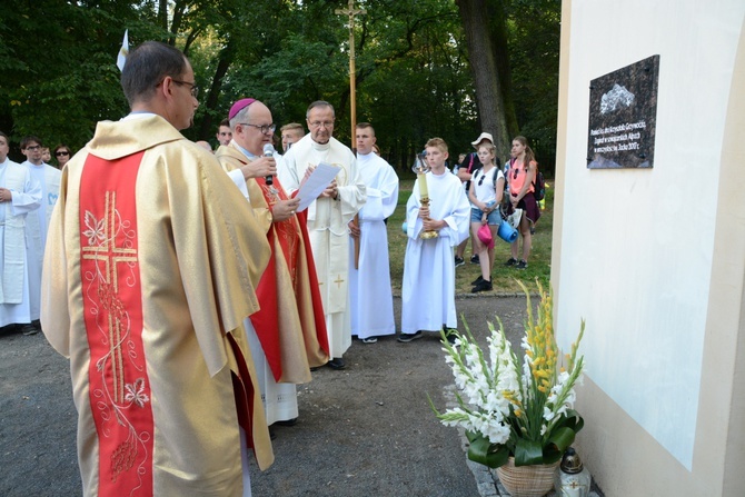 Pielgrzymkowa Eucharystia i tablica pamięci ks. Grzywocza