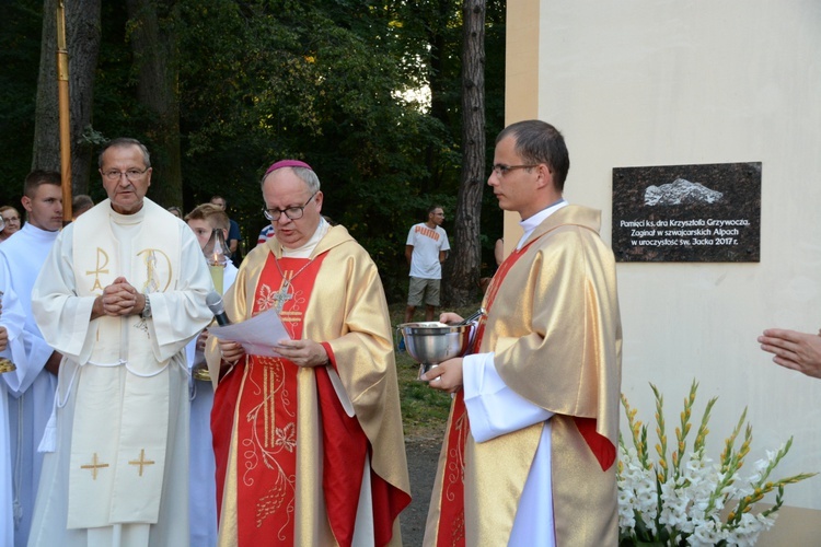 Pielgrzymkowa Eucharystia i tablica pamięci ks. Grzywocza