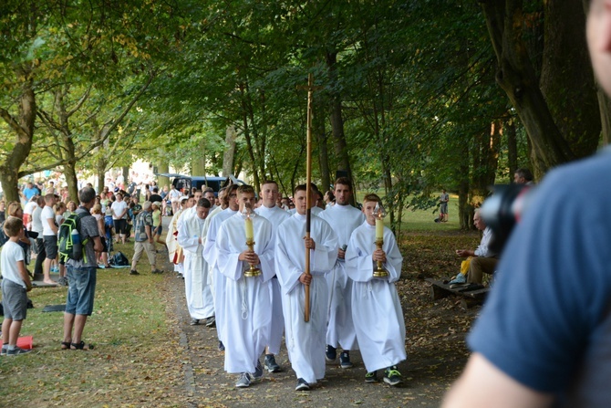 Pielgrzymkowa Eucharystia i tablica pamięci ks. Grzywocza