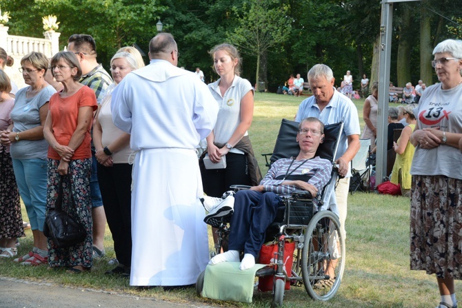 Pielgrzymkowa Eucharystia i tablica pamięci ks. Grzywocza