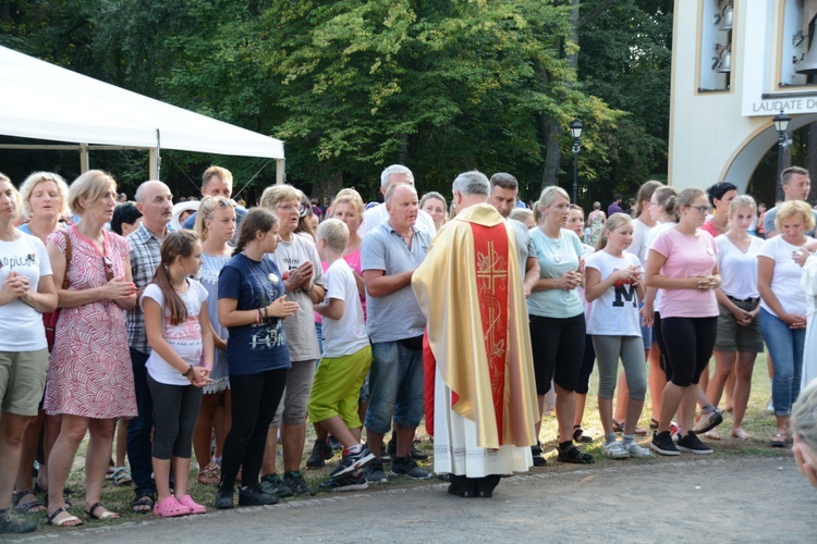 Pielgrzymkowa Eucharystia i tablica pamięci ks. Grzywocza