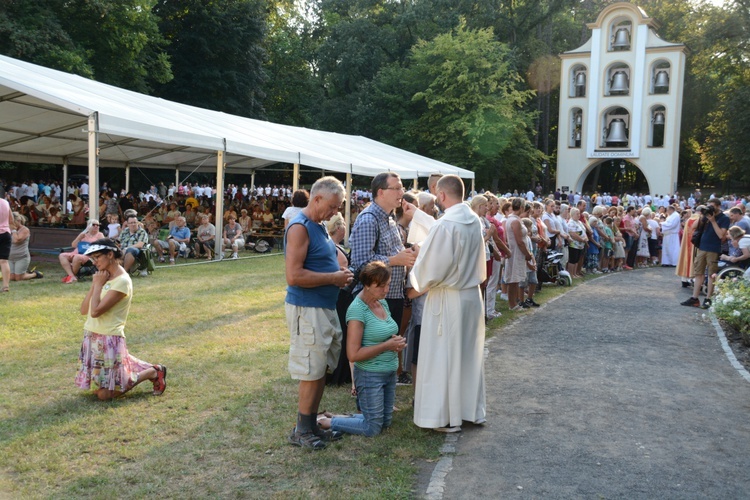 Pielgrzymkowa Eucharystia i tablica pamięci ks. Grzywocza