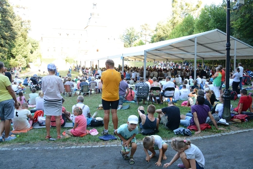 Pielgrzymkowa Eucharystia i tablica pamięci ks. Grzywocza