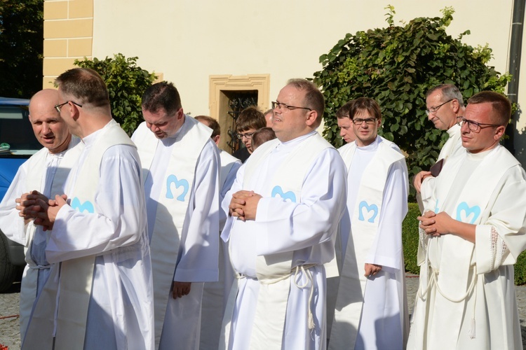 Pielgrzymkowa Eucharystia i tablica pamięci ks. Grzywocza