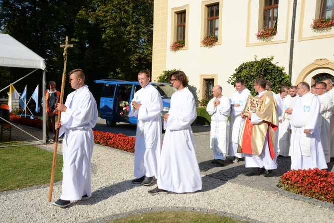 Pielgrzymkowa Eucharystia i tablica pamięci ks. Grzywocza