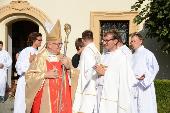 Pielgrzymkowa Eucharystia i tablica pamięci ks. Grzywocza