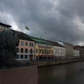 Dziesiątki samochodów podpalono w nocy w szwedzkim Goeteborgu