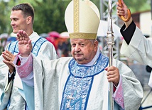 ▲	W obchodach jubileuszowych wziął także udział kard. Stanisław Dziwisz.