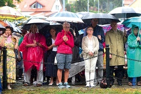 ▲	Do Świętej Lipki przyjechali pielgrzymi z całej Polski.