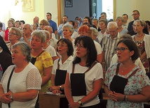 ▲	Wierni w kościele karmelitanek w dniu wspomnienia świętej.