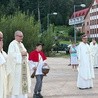 ▲	O. Paweł Kozacki OP (drugi z lewej) święci nowe miejsce  do parkowania.