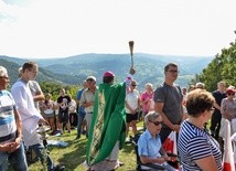 Pokropienie wodą święconą uczestników Mszy św. na Buczniku