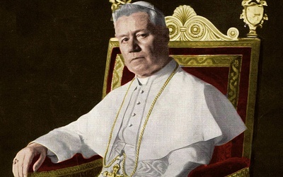 Pius X – Giuseppe Sarto – urodził się w Riese koło Wenecji jako syn wiejskiego listonosza. Święcenia kapłańskie przyjął w 1858 r. W 1884 r. został biskupem Mantui. W 1892 r. Leon XIII wyniósł go do godności patriarchy Wenecji, a następnie mianował kardynałem. 4 sierpnia 1903 r. Kolegium Kardynałów wybrało go na papieża. Zmarł w Watykanie 20 sierpnia 1914 r. W 1951 r. odbyła się beatyfikacja Piusa X, a trzy lata później – kanonizacja.