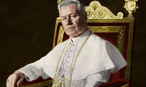 Pius X – Giuseppe Sarto – urodził się w Riese koło Wenecji jako syn wiejskiego listonosza. Święcenia kapłańskie przyjął w 1858 r. W 1884 r. został biskupem Mantui. W 1892 r. Leon XIII wyniósł go do godności patriarchy Wenecji, a następnie mianował kardynałem. 4 sierpnia 1903 r. Kolegium Kardynałów wybrało go na papieża. Zmarł w Watykanie 20 sierpnia 1914 r. W 1951 r. odbyła się beatyfikacja Piusa X, a trzy lata później – kanonizacja.