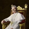 Pius X – Giuseppe Sarto – urodził się w Riese koło Wenecji jako syn wiejskiego listonosza. Święcenia kapłańskie przyjął w 1858 r. W 1884 r. został biskupem Mantui. W 1892 r. Leon XIII wyniósł go do godności patriarchy Wenecji, a następnie mianował kardynałem. 4 sierpnia 1903 r. Kolegium Kardynałów wybrało go na papieża. Zmarł w Watykanie 20 sierpnia 1914 r. W 1951 r. odbyła się beatyfikacja Piusa X, a trzy lata później – kanonizacja.