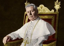 Pius X – Giuseppe Sarto – urodził się w Riese koło Wenecji jako syn wiejskiego listonosza. Święcenia kapłańskie przyjął w 1858 r. W 1884 r. został biskupem Mantui. W 1892 r. Leon XIII wyniósł go do godności patriarchy Wenecji, a następnie mianował kardynałem. 4 sierpnia 1903 r. Kolegium Kardynałów wybrało go na papieża. Zmarł w Watykanie 20 sierpnia 1914 r. W 1951 r. odbyła się beatyfikacja Piusa X, a trzy lata później – kanonizacja.