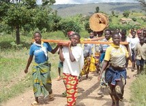 Polscy karmelitanie rozpoczęli misje w Afryce w 1971 r. Najpierw w Burundi, potem w Rwandzie, gdzie są do dziś.