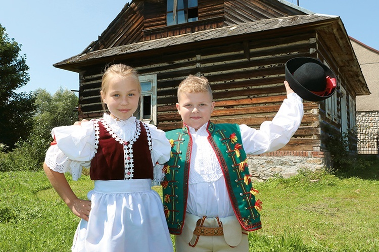 Kuba Milaniak i Ania Janosz z zespołu „Dunajec” prezentują odświętny strój spiski.